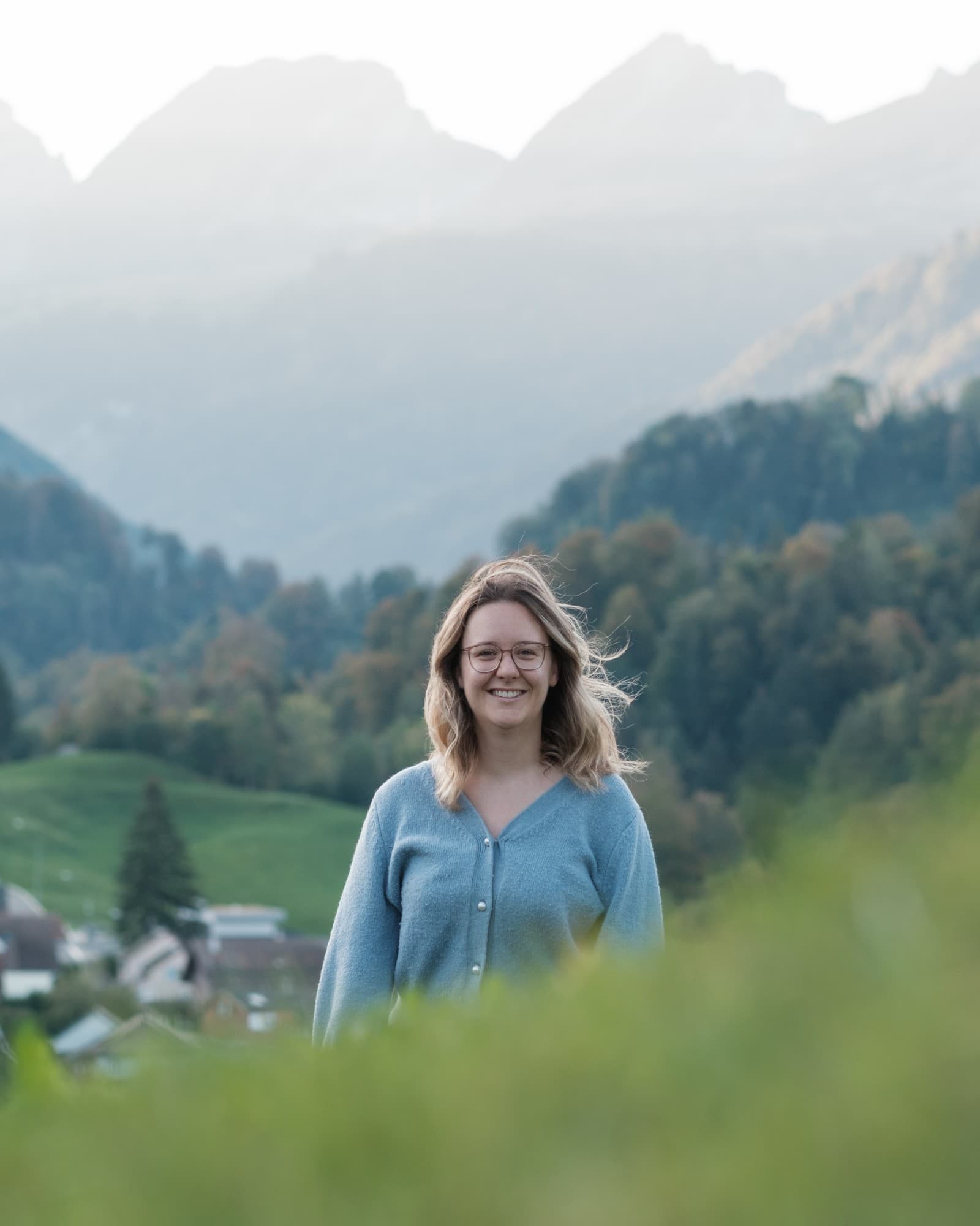 Elena Kuriger lächelnd vor einer Berglandschaft